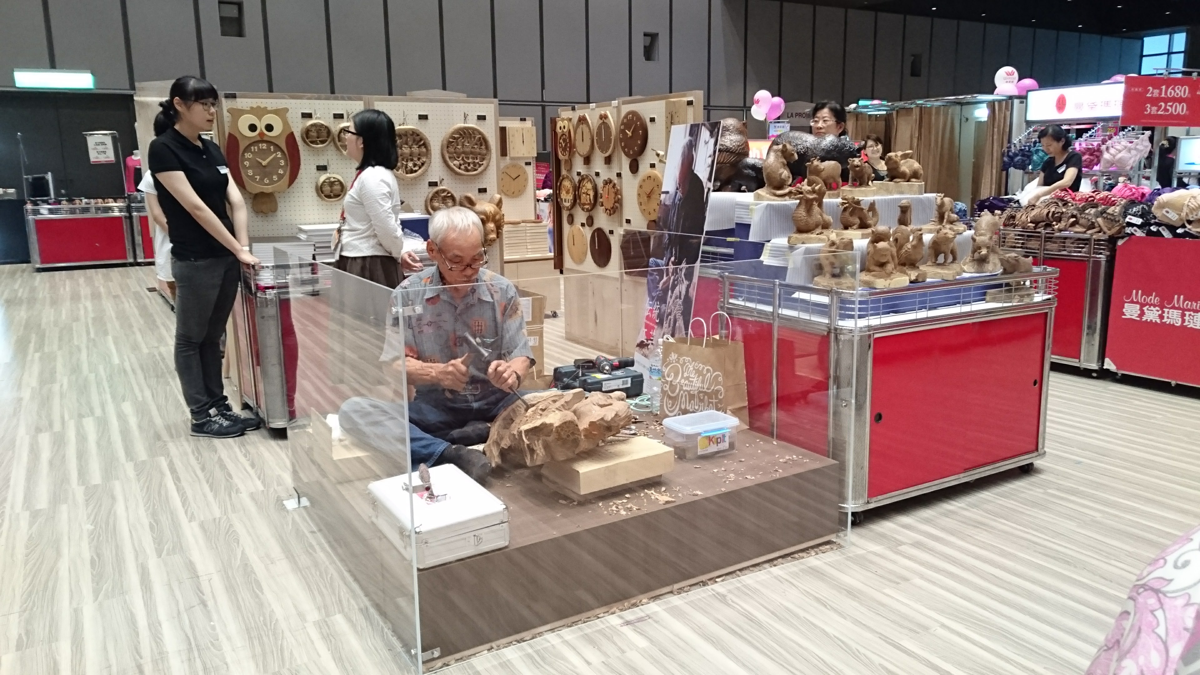 木彫り作品の展示