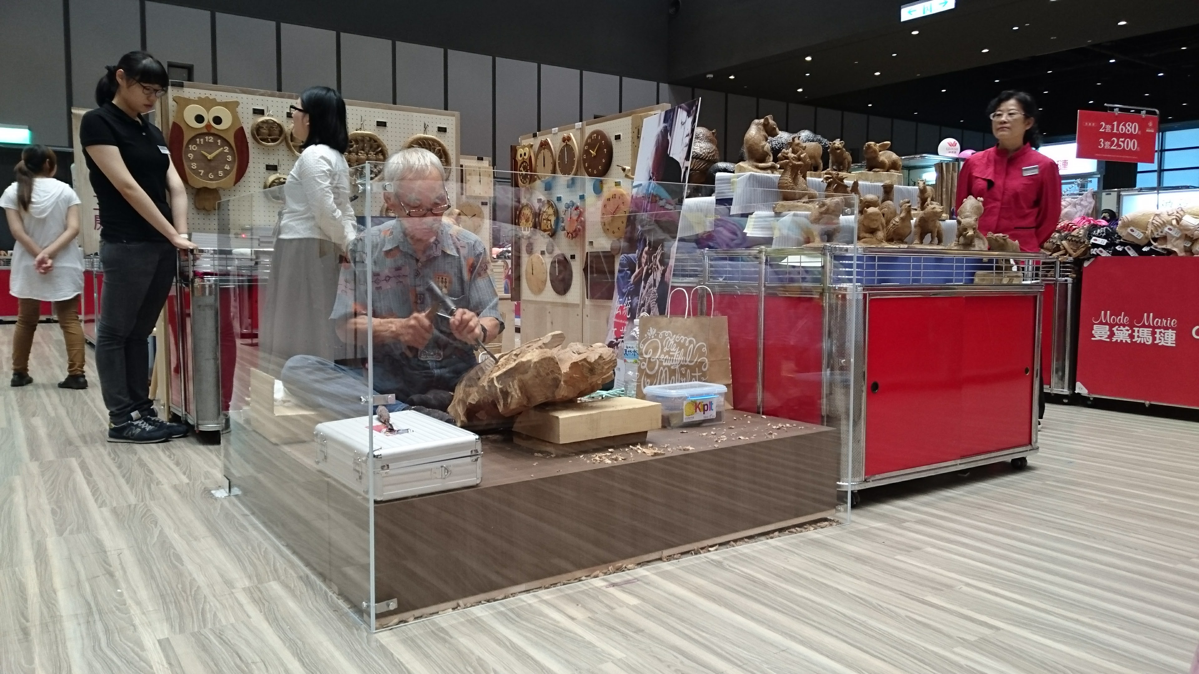 木彫り作品の展示