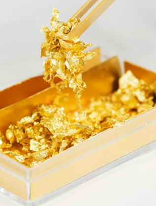 金沢金箔 ― 箔を摘み上げる様子