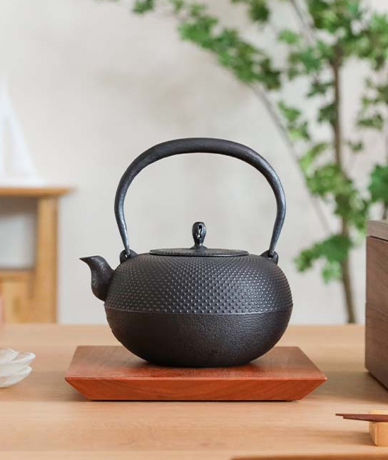 南部鉄器 ― 霰文様の鉄瓶